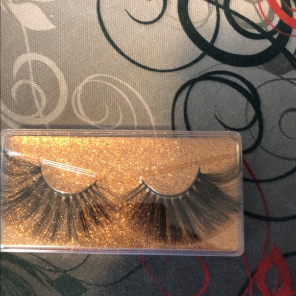 Lashes - Picture 2 of 11